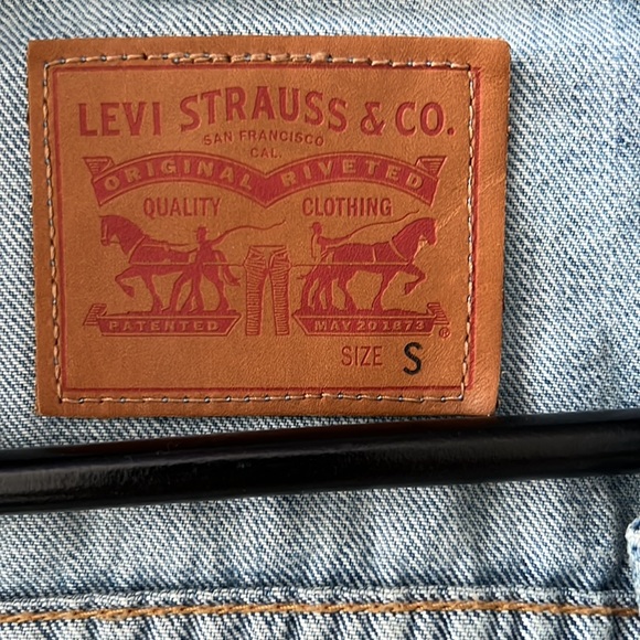 Levi’s light wash denim jacket slightly oversized - Picture 3 of 3